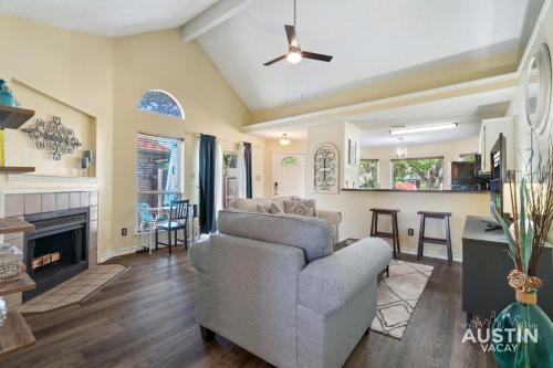 Fenced Yard 2BR 1BA 10m to Domain Near Downtown Pets OK by AUSTIN VACAY