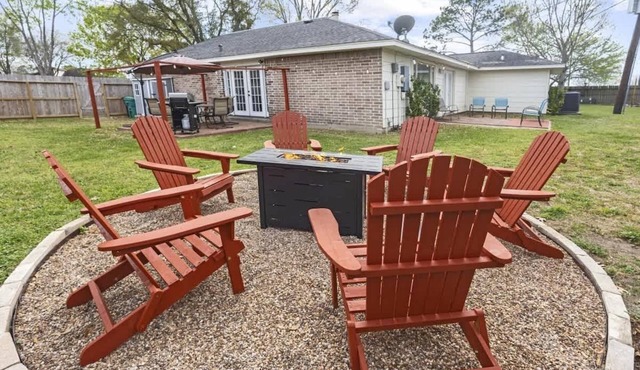 Fire Pit + Game Room | Sleeps 8 | Houston