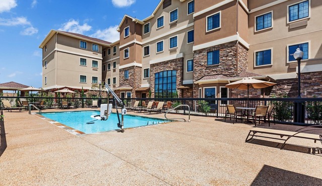 Free Breakfast. Outdoor Pool. King Suite Close to the Convention Center