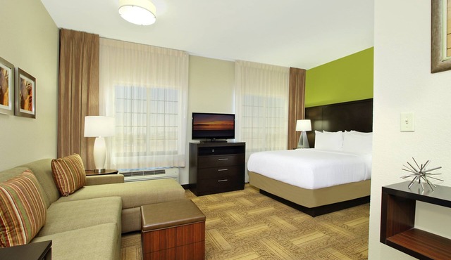 Free Breakfast. Outdoor Pool. Gym. Great for Business Travelers!