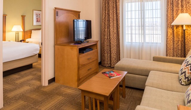 Free Breakfast. Outdoor Pool. Gym. Close to the University of Texas Permian Basin!
