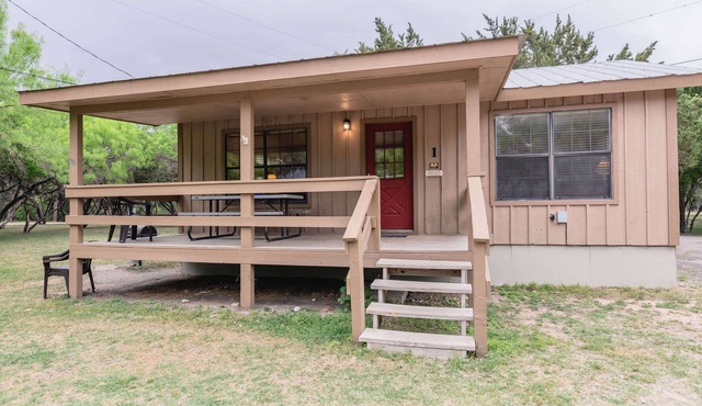 Frio Country Resort - Within walking distance to the Frio River!