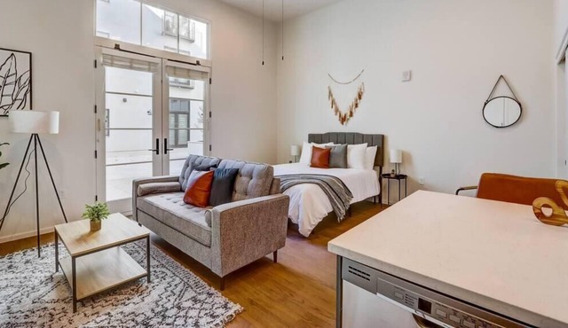 Frontdesk | Sunny + Open Studio Apt near Downtown