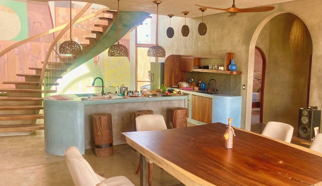 Full House, Walk to Surf, Beach Access, Starlink, Mountain & Ocean Views