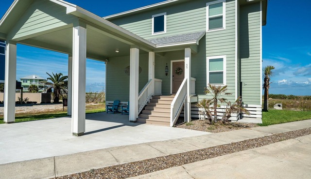 Fully Loaded 5 Star *New* Lux Home! Bring your beach gear and be ready for fun!