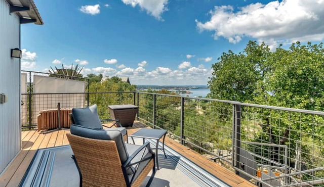 Glamping Retreat with Outdoor Tub & Panoramic Sky Views in Cottonwood Shores, Texas