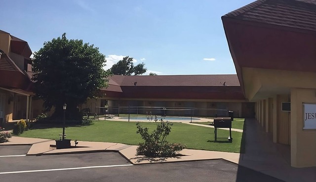 Gloss Mountain Escape! Stay at Knights Inn Fairview! Pet-Friendly, Free Parking