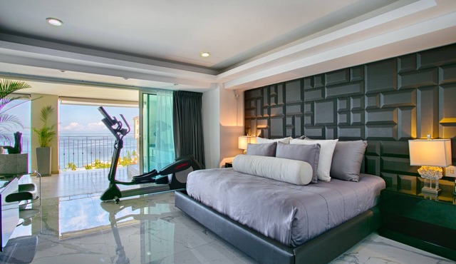 Gorgeous condo at Marina area , great views , luxury layout, jacuzzi,beach front