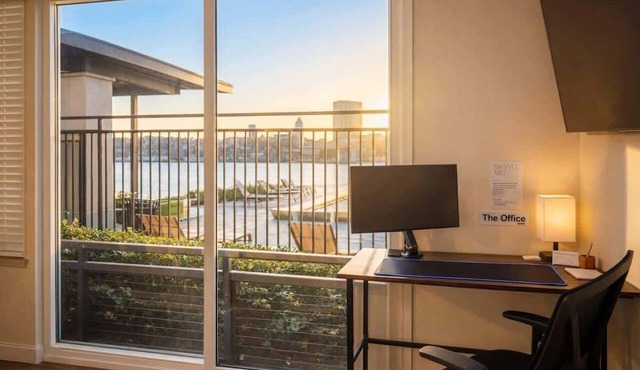 Gorgeous Luxury Lake View Suite Gym & Pool