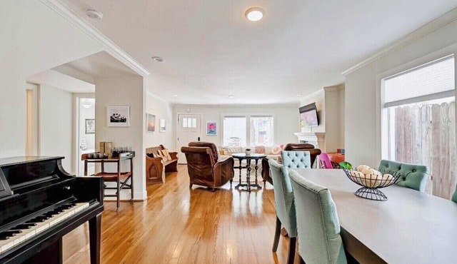 Gorgeous Upscale Bungalow in Montrose 3/4 Bedrooms
