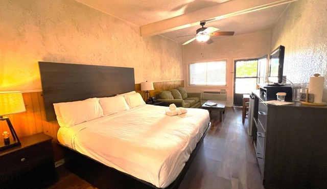 GR9 - Mountain Harbor King Guest Room on Lake Ouachita
