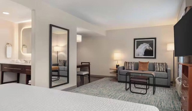 Great North Austin Base | Full Kitchen & Hot Breakfast | Onsite Swimming Pool