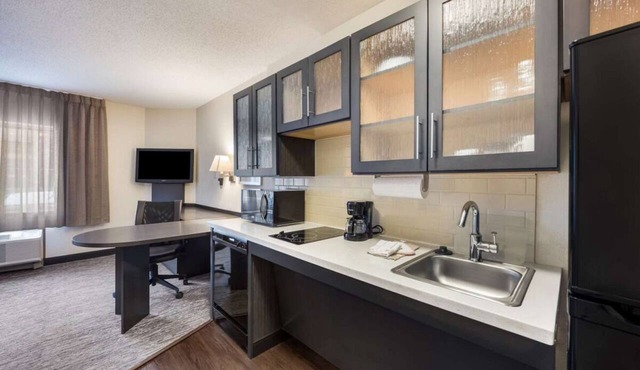 Great Pick for Your Next Staycation! Unit with Full Kitchen, Pets are Welcome!