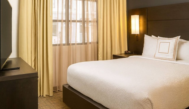 Group Getaway! 2 Spacious Suites, Full Kitchen, Free Breakfast, Outdoor Pool!