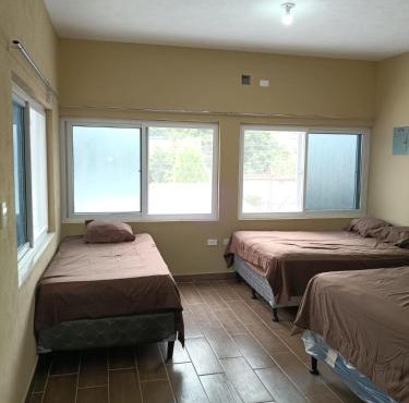 Habitación amplia y privada con parqueo a 2k Pradera
