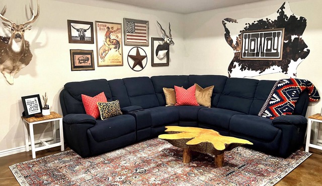Hankins’ Hideaway: Spacious 3BR Western Lodge w/Modern Amenities in Lampasas