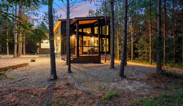 Happy Moon/Couples Cabin Nestled in the Woods