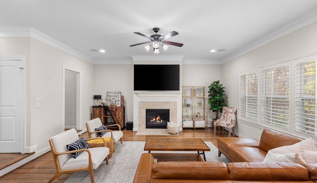 Heights 3BR with Putting Green, Parking & Walkable Spots. Pet-Friendly. Balcony