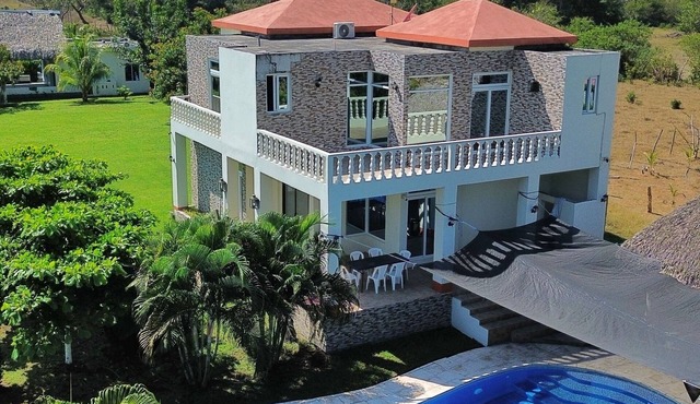 Hermosa casa en el Gariton Monterrico, cerca de la playa