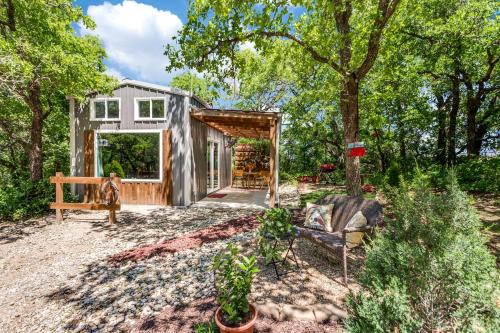 Hidden Treasure Tiny Harvest House Forest Getaway 30 Min. West of Fort Worth
