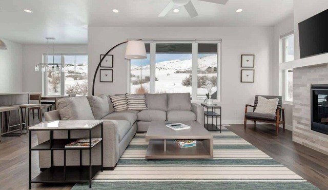 Hideout Hideaway - 4BR Townhome w/Private Hot Tub in Daniel