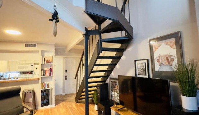 HiFi Sound & Comfort - Uptown Dallas/2-story loft
