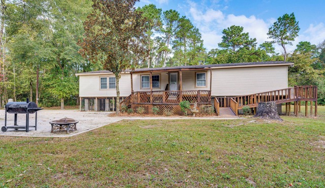 Hike & Relax: Tranquil Wooded Escape in Hockley