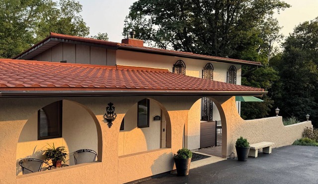 Hillside Villa Cul-de-Sac Hot Tub Sleeps 10 Wooded Lot Mediterranean in Cedar Rapids