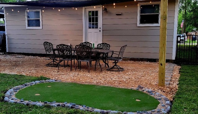 Historic 3 bed, 2bath Bungalow Minutes from IAH with Backyard Putting Green!
