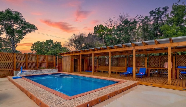 Historic charmer with a pool, gardens, gym, & game room- dogs ok