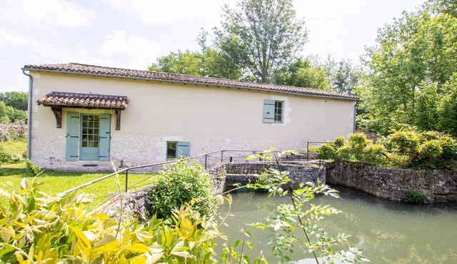 Historic mill in Périgord with private garden, pets allowed in Conne-de-Labarde