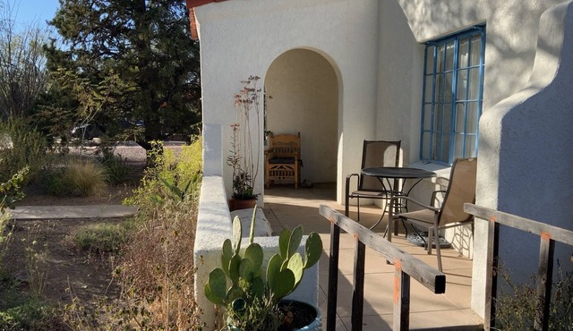 Historic Sam Hughes Charmer. Private yard w fruit trees. Walk to UA.