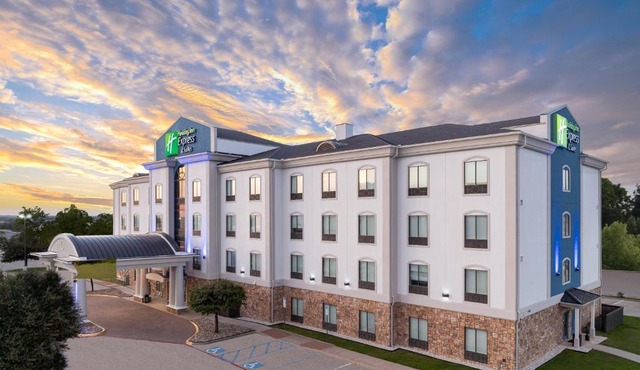 Holiday Inn Express & Suites - Denton North by IHG