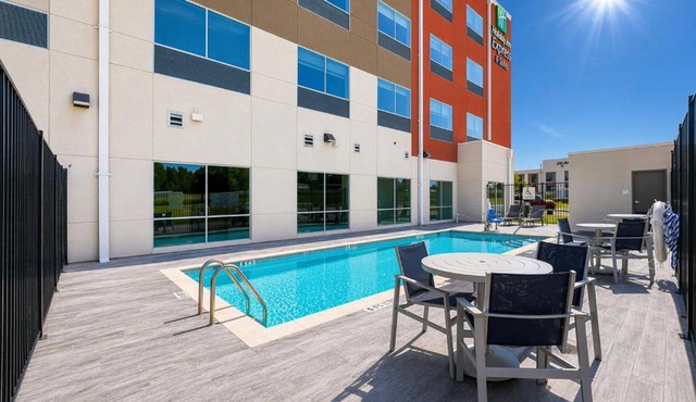 Holiday Inn Express & Suites Lindale - Tyler by IHG