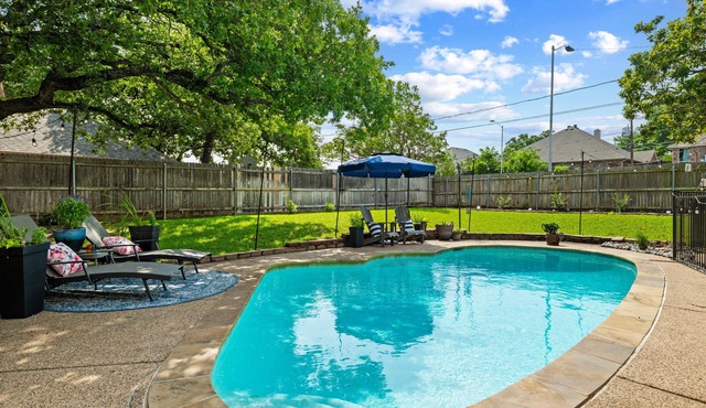 Home away from Home, 2 master suites, pool, Family Friendly