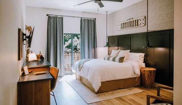 Homestead Suite · Gaines Ranch on the Square — ADA-Accessible King