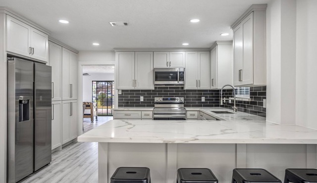 Hometown Home- bright 5 bedroom w/ space to park