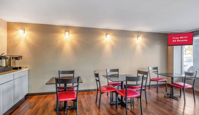HomeTowne Studios by Red Roof Richmond - Airport/Sandston in Sandston