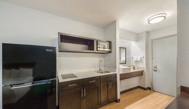 HomeTowne Studios by Red Roof San Antonio - Seaworld/Northwest