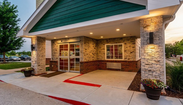 HomeTowne Studios & Suites by Red Roof Bentonville