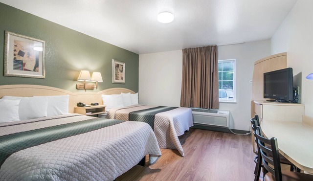 HomeTowne Studios & Suites by Red Roof Bentonville