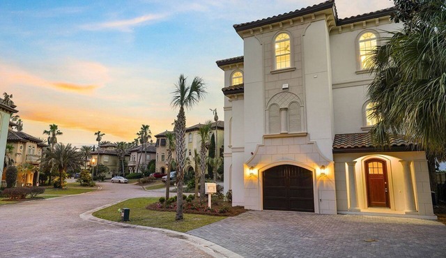 Hook, Wine & Sinker - Luxury Vacation Rental with Community Amenities & Pool in Miramar Beach