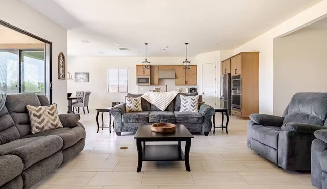 Host Your Whole Crew in Style 5BR Chef's Kitchen Near State Farm Stadium