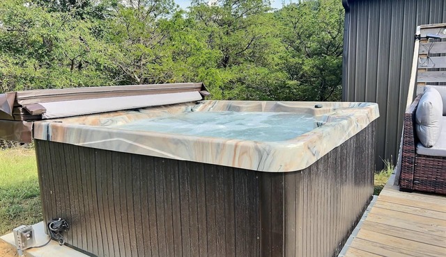 Hot Tub, Fire Pit, Pet Friendly, 1/2 mile to lake