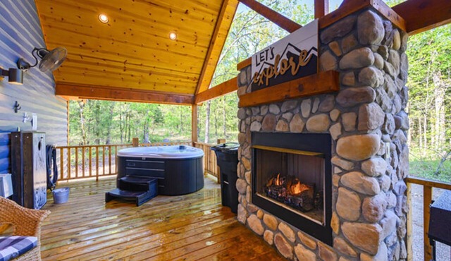 Hot tub, fireplaces, perfect for romantic honeymoons and anniversaries, private