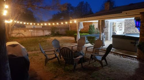 Hot Tub, Privacy, sleeps 14 & TONS of Space!