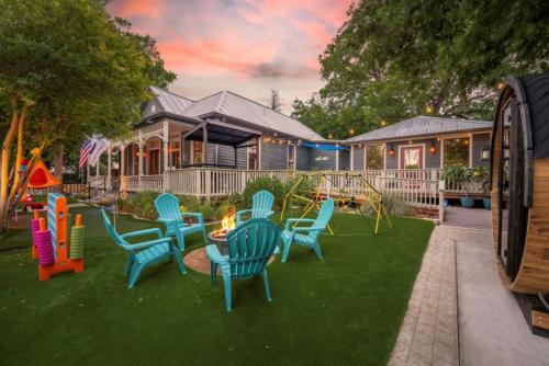 Hot Tub Sauna Fire Pit Putting green Downtown