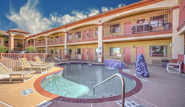 Hotel in Downtown Port Isabel Room with AC, WiFi, Refrigerator, Microwave & Pool
