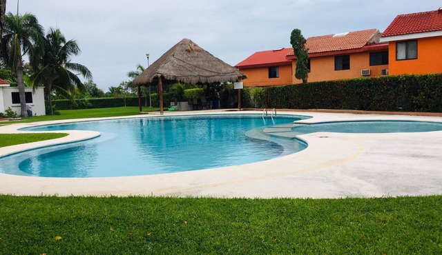 House buganvilias in hotel zone Cancún, with pool