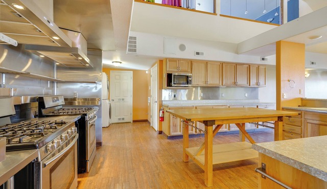 Huge Kitchen & Open Interior: Pueblo Group Getaway